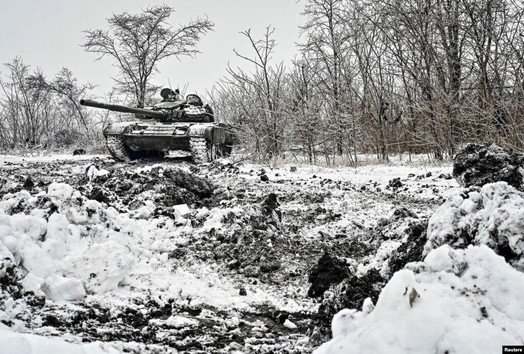 Ushtarët ukrainas të brigadës së 128-të të veçantë të sulmit malor Transcarpathian të Forcave të Armatosura të Ukrainës marrin pjesë në stërvitje me tanke, në rajonin Zaporizhia, Ukrainë, 11 janar 2024.