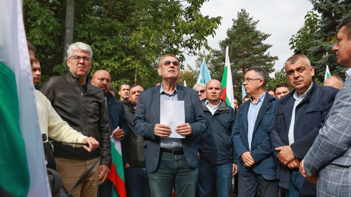 Вече повече от 15 часа поддръжници на ДПС-Доган стоят пред