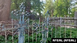 Деревенское кладбище в Псковской области