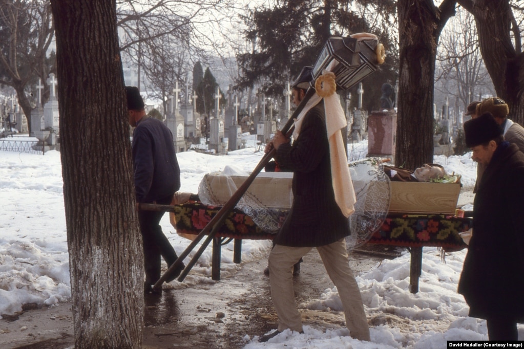 Një ceremoni varrimi në një varrezë në Iasi në janar të vitit 1988.