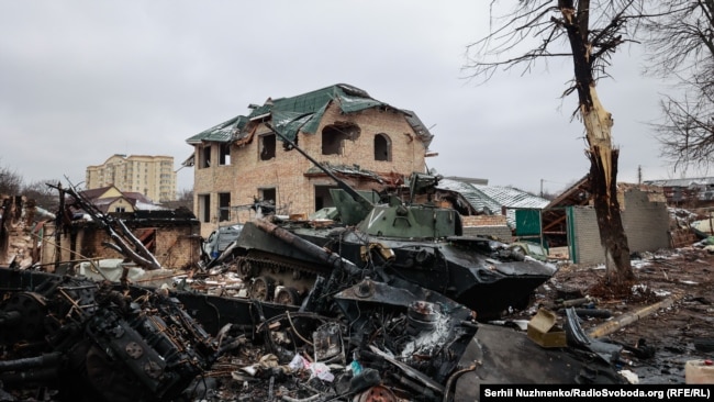 Pajisje të shkatërruara të Rusisë, të fotografuara në rrugën Vokzalna, më 1 mars 2022.