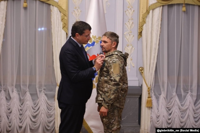 Губернатор Нижегородской области Глеб Никитин и боец ЧВК Вагнер, октябрь 2023. Фото из телеграм-канала Никитина