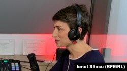 Oana Marinescu a fost purtător de cuvânt al Guvernului între 2005 și 2007. Între martie 2008 - iulie 2010, a fost Director General pentru Diplomatie Publică în MAE.