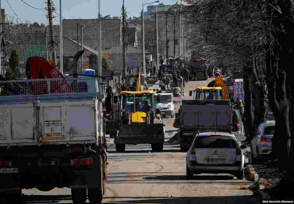 Почти год спустя в Буче восстановили улицы, стерев большинство видимых признаков смерти и разрушений