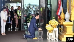 Sedamdesetčetvorogodišnji Šinavatra je stigao u prestonicu Tajlanda Bangkok iz Singapura sletevši privatnim avionom uprkos pretnji da će biti uhapšen.Poklonio se kraljevom portretu nakon što je sleteo na aerodrom Don Mueang u Bangkoku 22. avgusta 2023. godine.