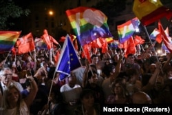 Pristaše španjolske Socijalističke stranke mašu zastavama dok čekaju rezultate na dan općih izbora u Španjolskoj, u Madridu, Španjolska, 23. jula 2023.