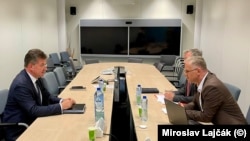 Glavni pregovarač Kosova Besnik Bisljimi (desno) i izaslanik EU za dijalog Kosovo-Srbija Miroslav Lajčak, septembar 2023.