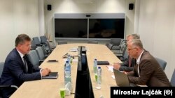 Вицепремиерот на Косово Бесник Бислими на средба со специјалниот претставник на ЕУ во преговорите меѓу Косово и Србија, Мирослав Лајчак, на 6 септември 2023 година.