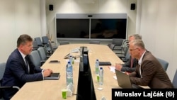 Zamenik premijera Kosova Besnik Bislimi tokom sastanka sa specijalnim predstavnikom EU u pregovorima Kosova i Srbije Miroslavom Lajčakom, 6. septembra 2023.