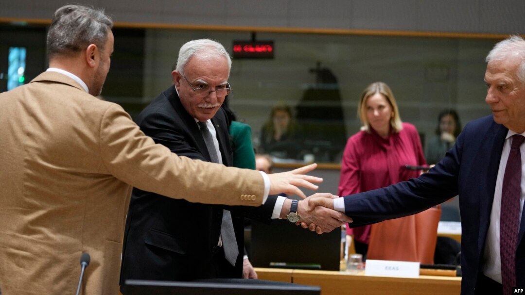 Ministar spoljnih poslova Palestinske uprave Rijad al Maliki (u sredini) rukuje se sa visokim predstavnikom EU za spoljnu politiku i bezbednost Žozepom Boreljom (desno), Brisel, 22. januara 2024.