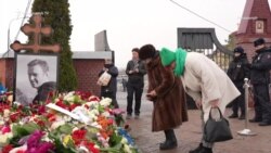 «Նա բացեց մեր աչքերը». Նավալնիի գերեզմանին ռուսաստանցիների հոսքը չի դադարում