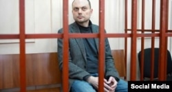 Vladimir Kara-Murza in a Russian courtroom (file photo)