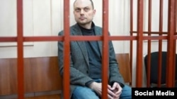 Vladimir Kara Murza, în instanță. 