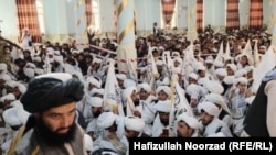 دانش آموزان یک مدرسه دینی در ولایت فراه