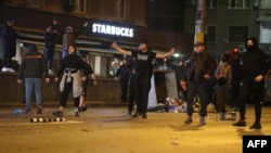  Част от буйстващите футболни последователи на ул 