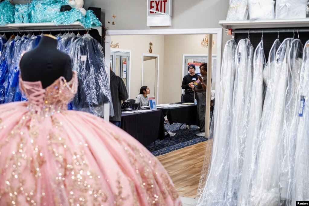 Një sallon me fustana nusërie, Scelebrations Fashion, në lagjen Gage Park të Çikagos, ishte po ashtu një vendvotim për zgjedhjet paraprake në SHBA, më 19 mars 2024.&nbsp;