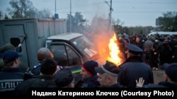 Під час протисояння на Алеї Слави 13 квітня 2014 року. Фото з власного архіву Катерини Клочко