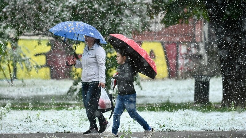 Snijeg u Sarajevu nakon niza izrazito toplih dana 