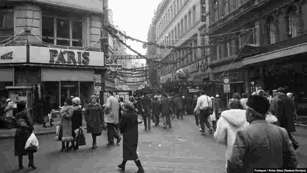 Az Aranykapu karácsonyi ajándékvásár 1981-ben Budapest V. kerületében, a&nbsp;Kristóf tér és a Váci utca sarkán