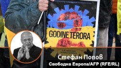 Стефан Попов на фона на плакат срещу войната, която Русия води в Украйна с надпис "2 години терор'. Колаж