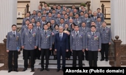 Президент Тоқаев (ортада) мемлекеттік күзет қызметі өкілдерімен бірге суретке түсіп тұр. Астана, 21 сәуір, 2022 жыл.