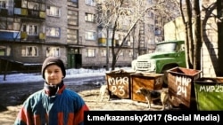 Денис Казанський у своєму дворі в Донецьку у 1996 році. Фото з телеграм-каналу Дениса Казанського