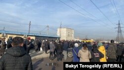 "Кудайберген" базарынын сатуучулары ККМге каршы митингге чыгышты. Бишкек. 2-декабрь, 2023-жыл