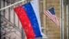 Moscova - drapel al Federației Ruse, amplasat pe clădirea Ambasadei SUA (Alexander NEMENOV / AFP)