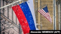 Moscova - drapel al Federației Ruse, amplasat pe clădirea Ambasadei SUA (Alexander NEMENOV / AFP)