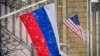 پرچم روسیه که در کنار سفارت ایالات متحده در مسکو افراشته شده است