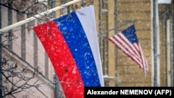 پرچم روسیه که در کنار سفارت ایالات متحده در مسکو افراشته شده است