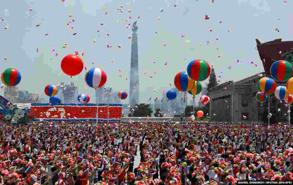O mulțime de oameni participă la ceremonia de primire a președintelui rus Vladimir Putin în Piața Kim Il Sung din Phenian, Coreea de Nord, 19 iunie 2024.&nbsp;