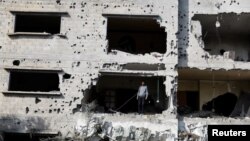 Palestinac proverava zgradu, uništenu u izraelskom napadu, Deir Al-Balah, Pojas Gaze, 14. maj 2023.