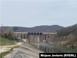 Hidro elektrana Bajina Bašta na jezeru Perućac, prirodnoj granici između Srbije i Bosne i Hercegovine, jedan je od najvećih proizvođača struje u Srbiji. Tokom decembra 2023. godine bila je meta hakerskog napada.