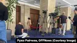  Червените въженца, сложени пред входовете към пленарната зала. 