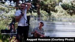 Олег Русаков (с микрофоном) в роли адвоката дуче