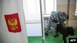 Российские силовики осматривают избирательный участок в Крыму. Иллюстративное фото