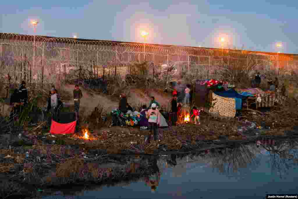 Një grup migrantësh kanë improvizuar tenda përgjatë murit kufitar në anën amerikane të Rio Grandes pasi një gjykatë në Shtetet e Bashkuara të Amerikës po e mban të pezulluar një ligj të Teksasit, të mbështetur nga republikanët, i cili do t&#39;u mundësonte autoriteteve shtetërore t&#39;i arrestonin dhe t&#39;i ndiqnin penalisht personat e dyshuar për kalim ilegal të kufirit SHBA-Meksikë.