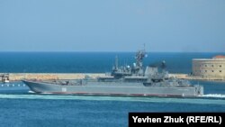 Великий десантний корабель «Цезар Куніков» Чорноморського флоту РФ виходить із Севастопольської бухти окупованого Криму. Серпень 2021 року