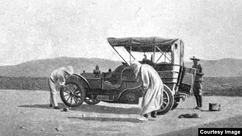 Pană de autoturism în deșertul iranian în timpul expediției întreprinse în 1905 cu trei automobile de prinții George și Emanuel Bibescu.