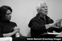 بهرام بیضایی و مژده شمسایی هنگام تمرین اجرای یکی از آثار آقای بیضایی در آمریکا
