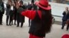 Tenzije u Iranu rastu zbog ponašanja Iranaca u javnosti i provođenja strogih pravila oblačenja, posebno kod žena.(Foto: Prolaznici snimaju djevojke koje plešu na trgu Tajriš u Teheranu, 9. marta 2024.)