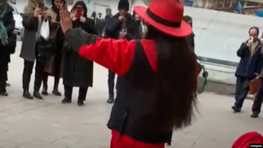 عکسی برگرفته از ویدئو منتشر شده از رقص این دو ختر