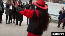 Tenzije u Iranu rastu zbog ponašanja Iranaca u javnosti i provođenja strogih pravila oblačenja, posebno kod žena.(Foto: Prolaznici snimaju djevojke koje plešu na trgu Tajriš u Teheranu, 9. marta 2024.)