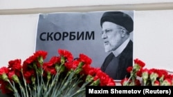 Цветы и фотография Ибрахима Раиси у посольства Ирана в Москве. Россия, май 2024 года