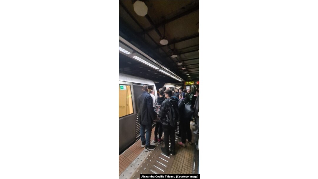 Mulți dintre călătorii care erau în metrou au postat despre incident pe rețelele de socializare. Cum este și fotografia alăturată făcută de Alexandra Cecilia Titieanu