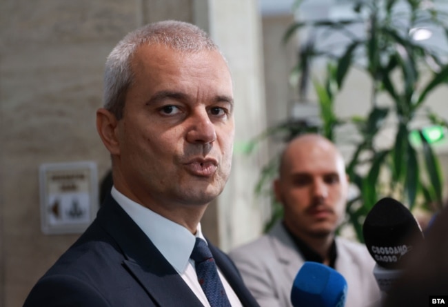 Костадин Костадинов, проруският лидер на партия „Възраждане“, също участва в разпространението на фалшиви новини, твърдейки, че „срещу нас се води война“.