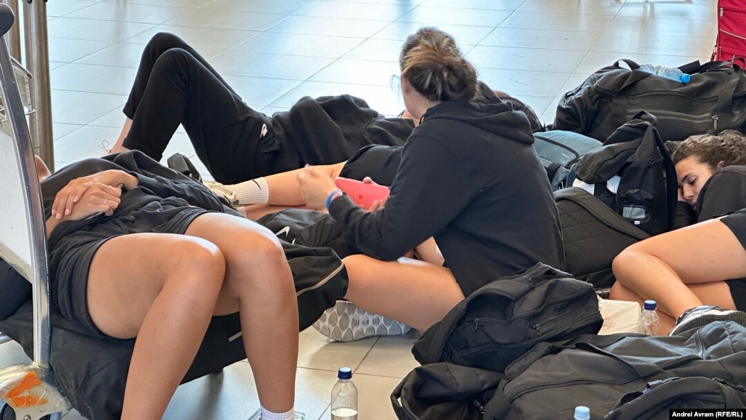 8 iulie 2024 - Pasagerii au dormit în sala de la Plecări a Aeroportului Henri Coandă.