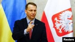 Міністр закордонних справ Польщі Радослав Сікорський нагадав, що російський лідер уже не вперше звинувачує Варшаву у розвʼязуванні Другої світової війни