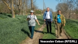 Recenzori colectând date în satul Tricolici, raionul Căușeni, aprilie 2024.